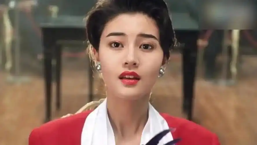 李嘉欣年轻时,颜值一骑绝尘,堪称香港颜霸,如今年过半百,依然魅力十足