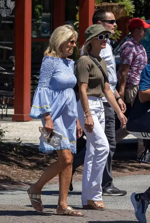 拜登老婆在海岛度假好美穿得比儿媳还嫩蓝色露肩裙太少女