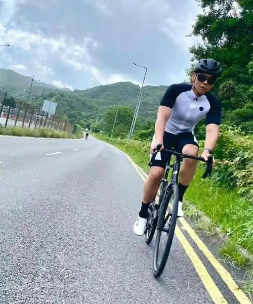 梦回破风彭于晏晒骑自行车照运动范儿十足