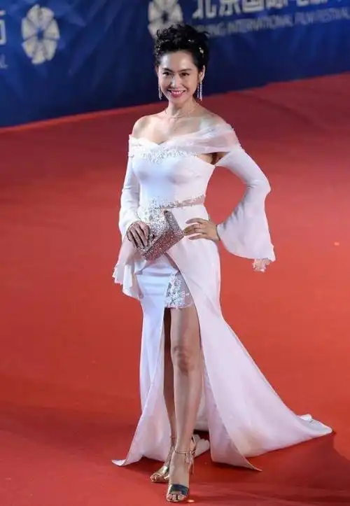 朱茵才是"人间绝色",身穿黑色蕾丝紧身裙,让人眼前一亮