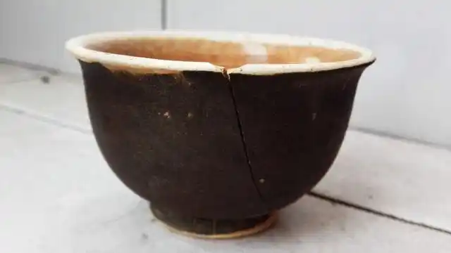 贫穷男孩救一老乞丐,老乞丐死后留一破碗,3年后被拍卖3百万大洋!