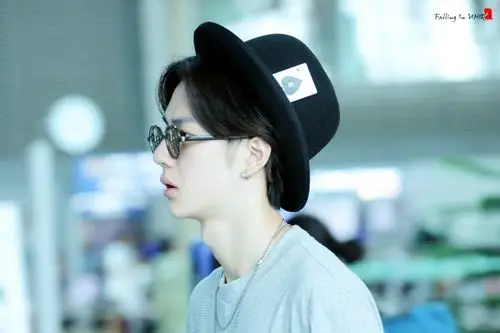 王一博壁纸眼镜也遮挡不住的帅气小说里的男主脸颊又清晰了