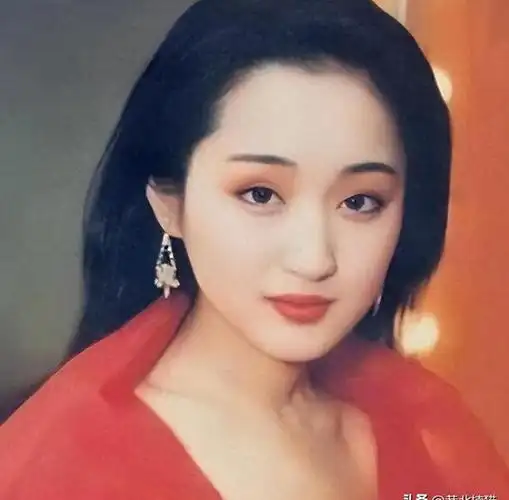 各位听众朋友们,今天我们要聊的是90年代歌坛的"甜歌天后"——杨钰莹.