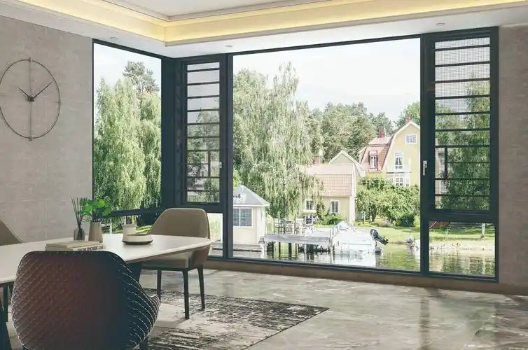 性能上,普通断桥铝虽然具有一定的隔热隔音效果,但因为材质工艺等原因