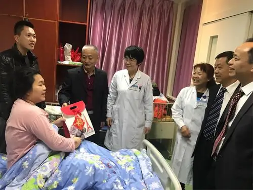 海口市第三人民医院院领导班子大年初一看望慰问一线值班职工及住院