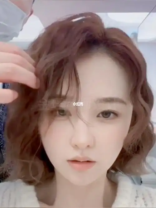 女生超减龄芭比烫木马卷甜美适合圆脸