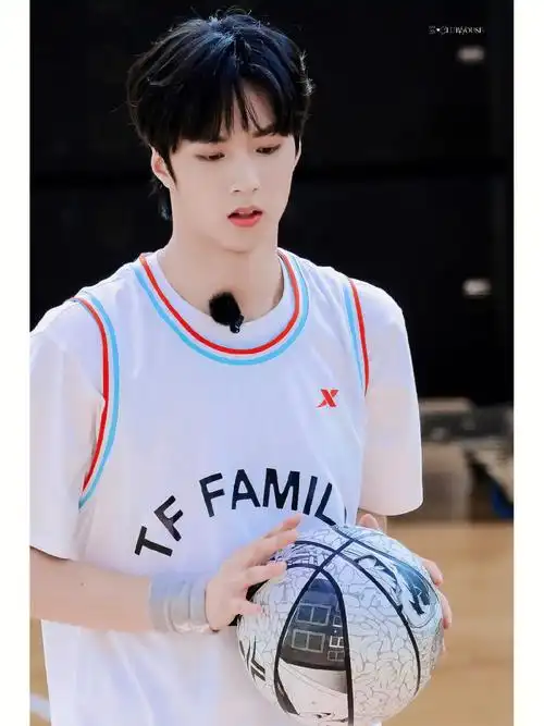 刘耀文运动会饭拍|那是一个日落的黄昏,夕阳以35度角透过窗户,照进