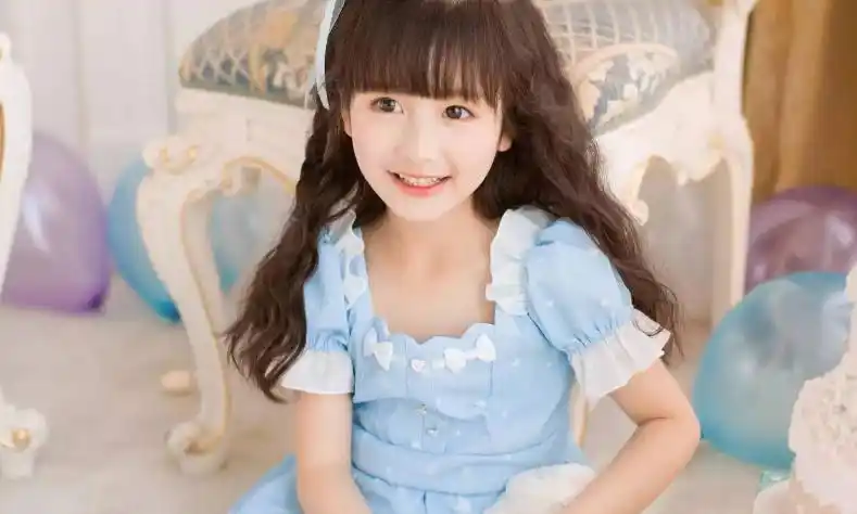 她因颜值太高童星出道;年仅11岁做模特,浓妆成为家常便饭_腾讯新闻