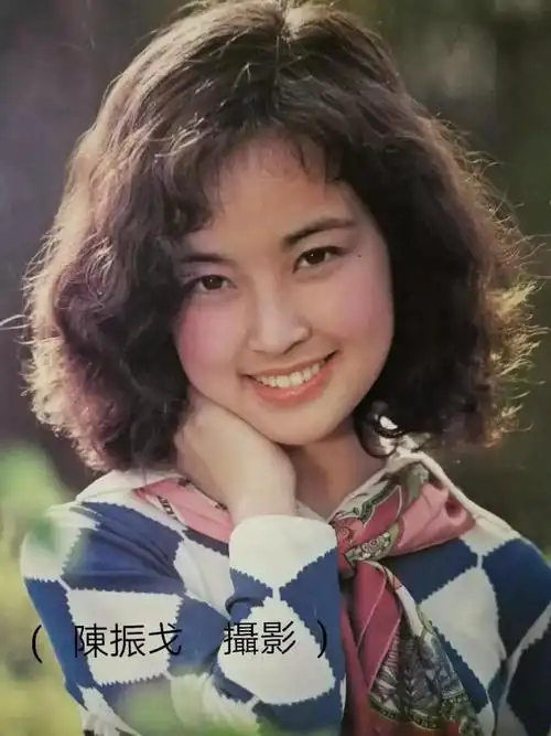 刘晓庆晒若干旧照力证未整容:从小就是烤瓷牙!