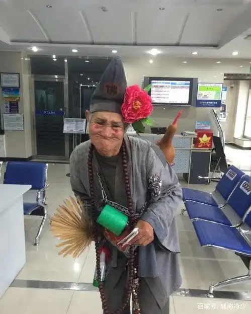 每日一笑:看到这个流浪汉的"业余生活",我感到很惭愧