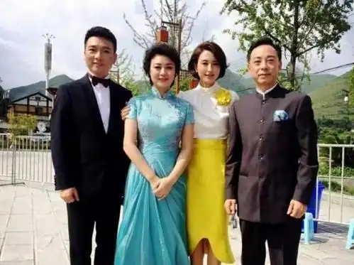 央视女主播张蕾人生首登长城,41岁冻龄十足,大20岁老公极为神秘