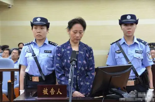 6月15日,被告人丁凤云在庭审现场.新华法治资料图