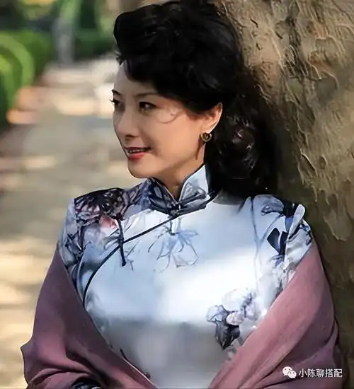 59岁自然老去的王静穿着简约却大方到老都气质优雅