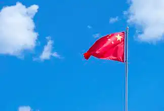 蓝天白云下飘扬的 i>国 /i> i>旗 /i> i>素 /i> i>材 /i>摄影图