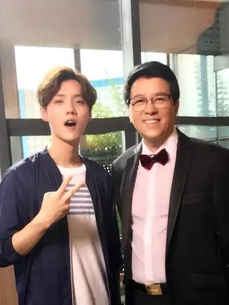 关晓彤爸爸晒跟鹿晗合照见家长了