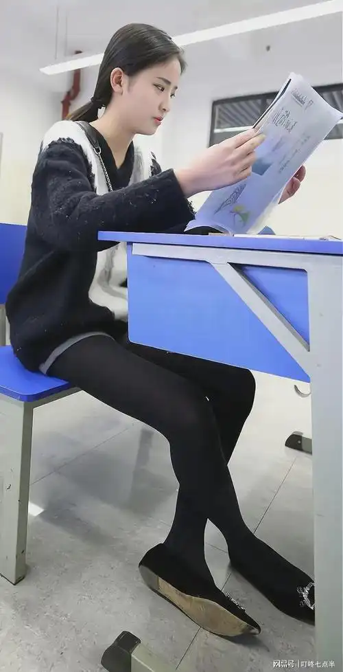 黑色厚丝袜让女大学生增加迷人魅力点击查看