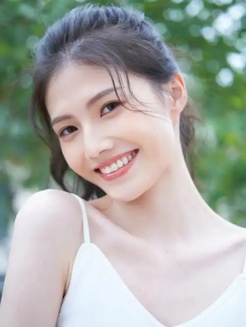 阳光爱笑的女孩