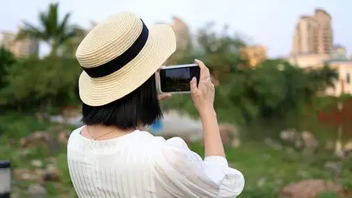 大学生背影摄影照片_草地上少女背影回眸女生美女女孩子女人美人女性