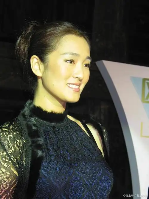 巩俐,一位敢于"当三"的女演员,凭借多部"露骨影片"奠定了内地地位.