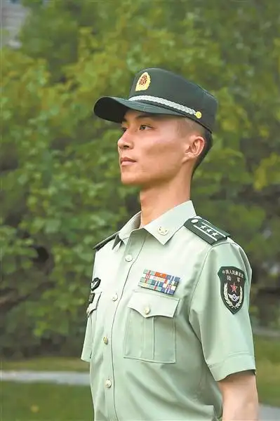 全军8月1日开始佩戴夏常服帽