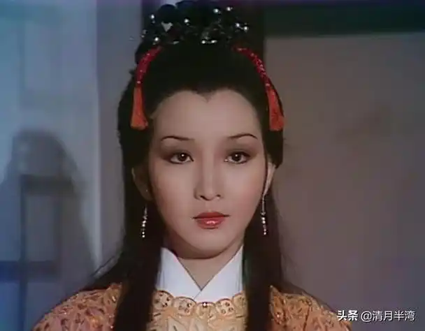 黄杏秀有舞蹈功底,不仅外形温柔婉约,举止轻盈,拳脚动作也是质感与美