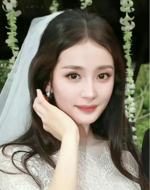 不过,这张照片并不是杨幂真正的结婚照,而是她在拍摄新剧《爱的二八