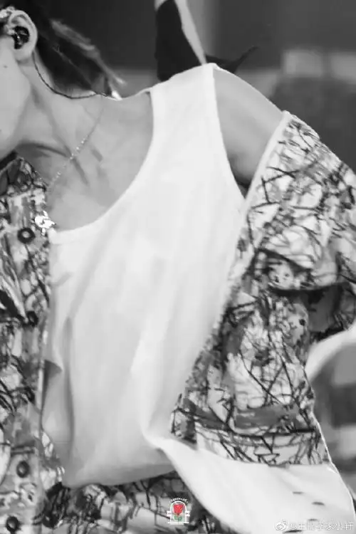 心动无限#这隐隐约约的胸肌(这事业线这锁骨yyds)@时代少年团-宋亚轩