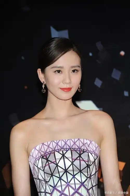 刘诗诗时尚尝试再度惊艳白衣红裙搭配高马尾展现绝美韵味