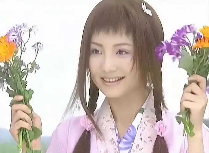 "楚楚",大刘海搭配两绺长发,即便是拉胯的造型也没有拉低陶虹的颜值