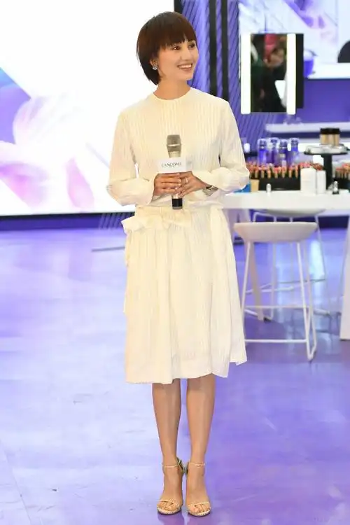 41岁袁泉穿条纹白衫配百褶裙直接美回21岁网友夏雨太有福气了