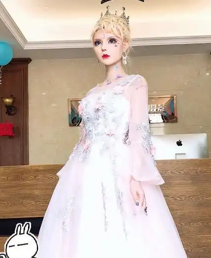 真人芭比迪丽拉旧照曝光连亲妈都不认识网友萨瓦迪卡