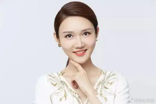 央视主持龙洋私下生活曝光样子与台上反差大吃一桌素菜没荤腥