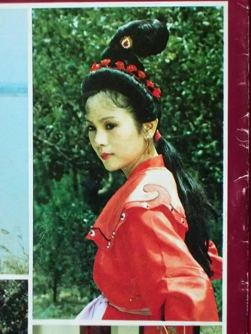 面若桃花,皓齿丹唇,眼睛明亮,年轻时的柏寒不仅模样精致,还是一枚浑身