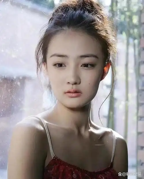 徐璐出道16年颜值变化,以前甜美,现在美强惨大女主,暴瘦变苦相