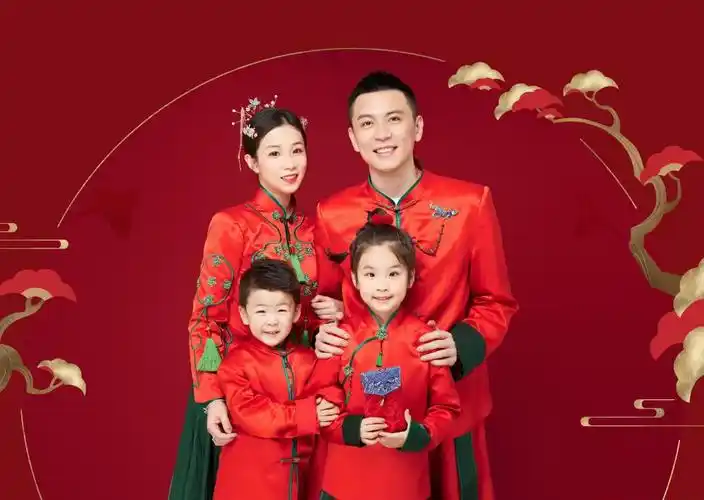 杨鸣与妻子唐佳良两人在2013年步入婚姻殿堂,两人结婚之后生下了一儿