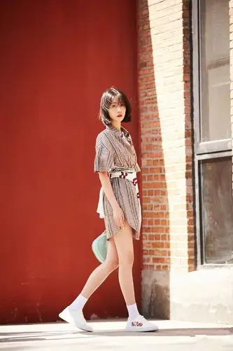 李溪芮红色卫衣配黑裤,一身优雅好甜美,网友:报纸都盖不住的腿