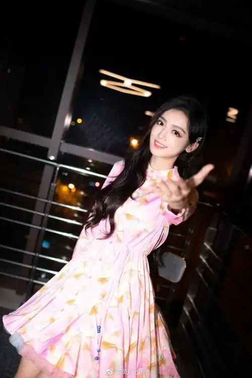 kpl官方主持灵儿晒照嘿你的眼里有小星星吗