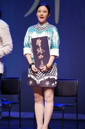 郝蕾近照发福似大妈,没气色还泛油,穿印花裙更是显老