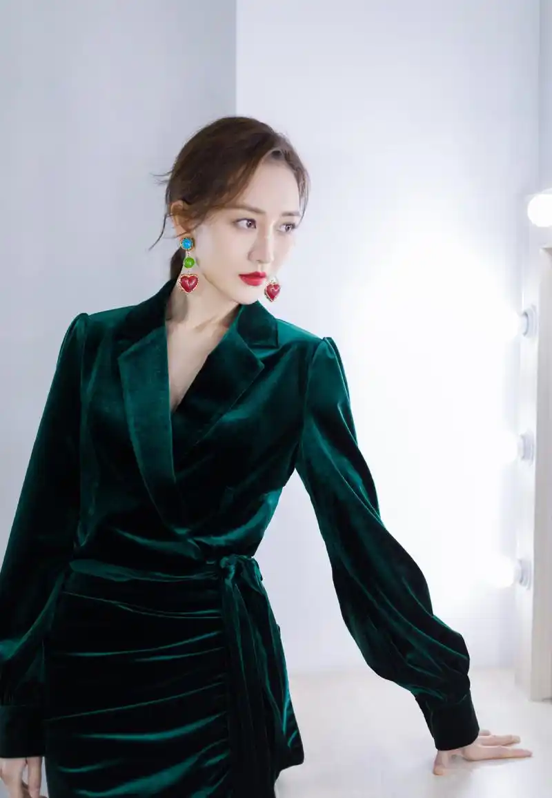 王鸥穿深绿长裙气质佳 唇红齿白女神范十足