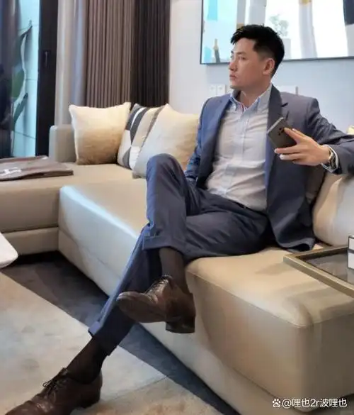 30岁正装帅大叔成熟又多金真的很有魅力