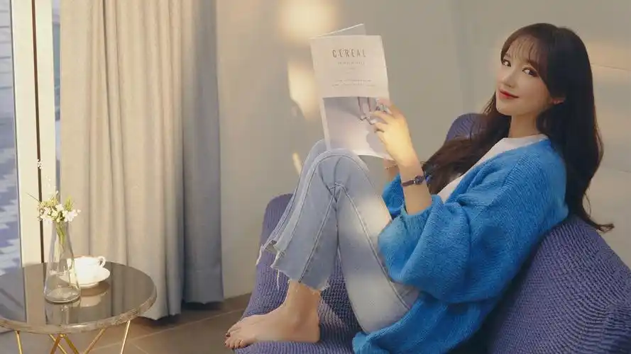 程潇 牛仔裤 美腿 沙发 书 杂志 美女写真壁纸