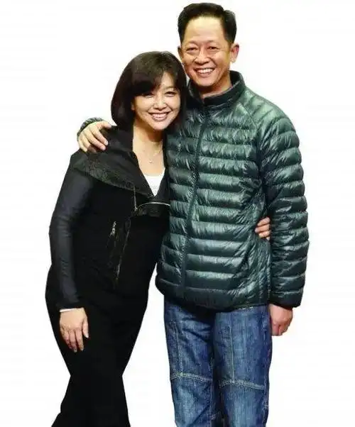 江珊年过半百风韵犹存,一身黑衣黑裤大气优雅,亲和力十足