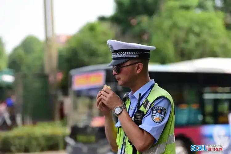 绵阳交警郭华:护航中高考二十载 这是最愧疚的一次