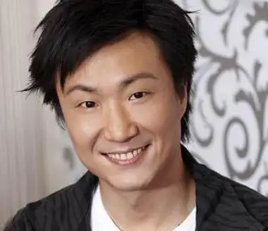 宽脸,平颧骨,颧骨横张,低鼻子,单眼皮,不止是他,其实香港男星中有很都