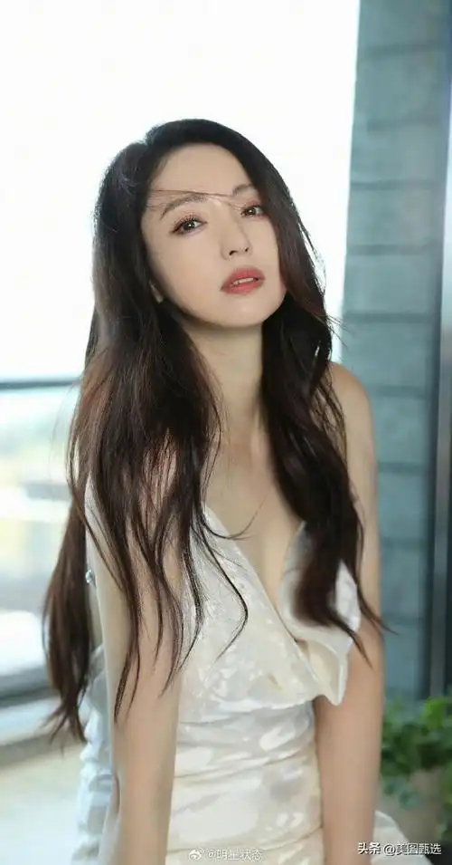 董璇皮肤好白啊,一眼看上去韵味十足