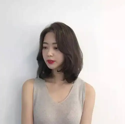 微卷中长发不得不说中长发卷发随意散落在肩就很好看非常适合轻熟女们