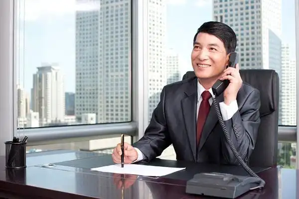 商务人士打电话