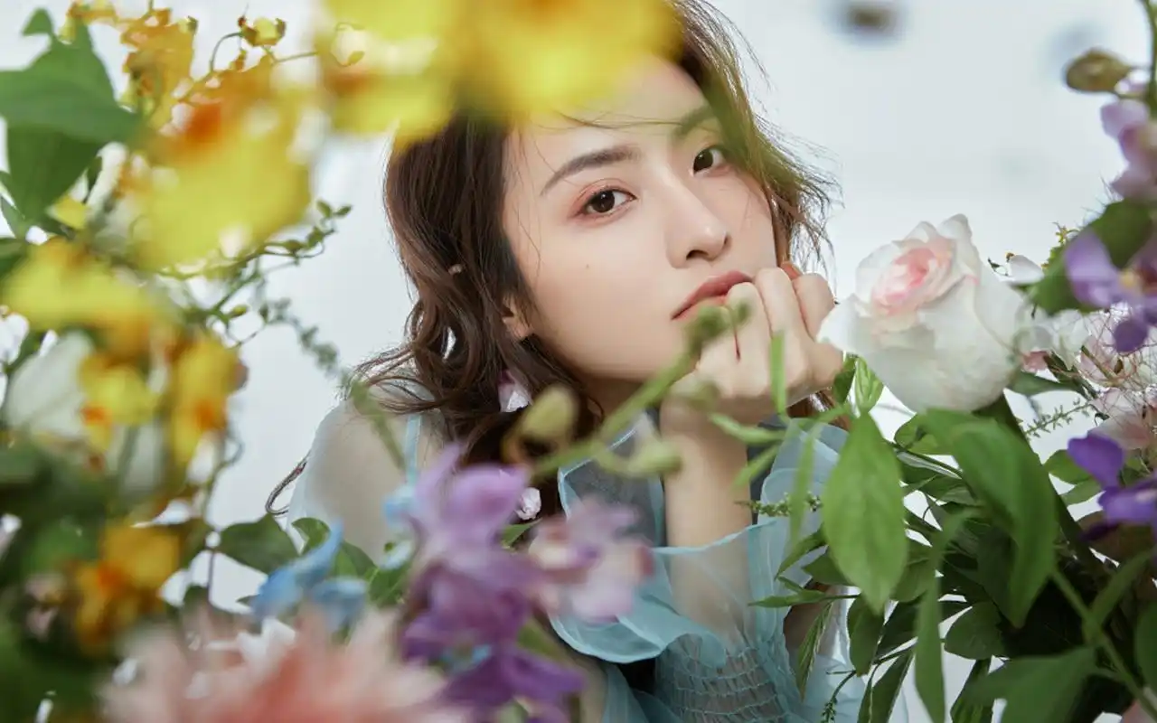 赖雨蒙唯美花间写真桌面壁纸