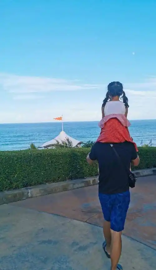 原创卓依婷罕见晒全家福39岁依然清新甜美老公阳光帅气