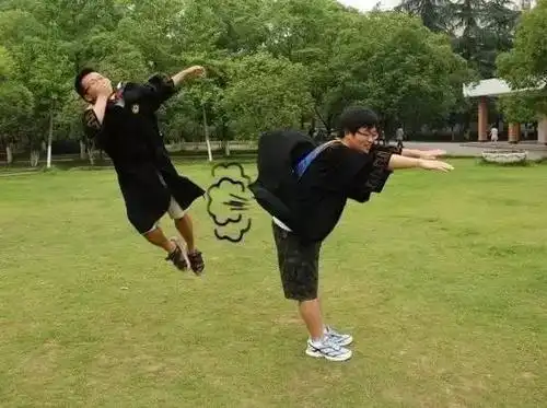 搞笑姿势拍照一人